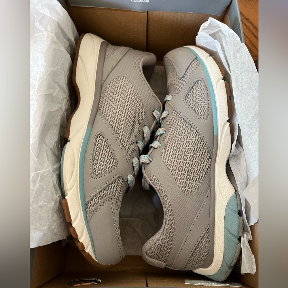 Vionic Tokyo sneakers, women’s Size 8 Wide